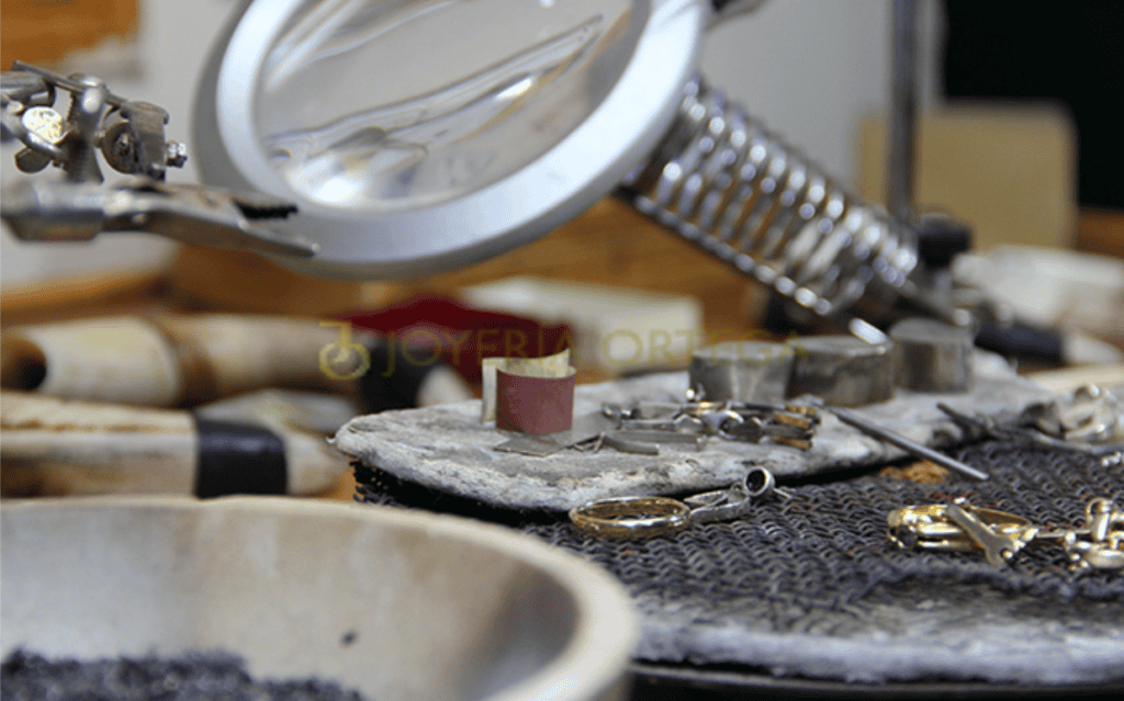 Mesa de trabajo desordenada en joyería