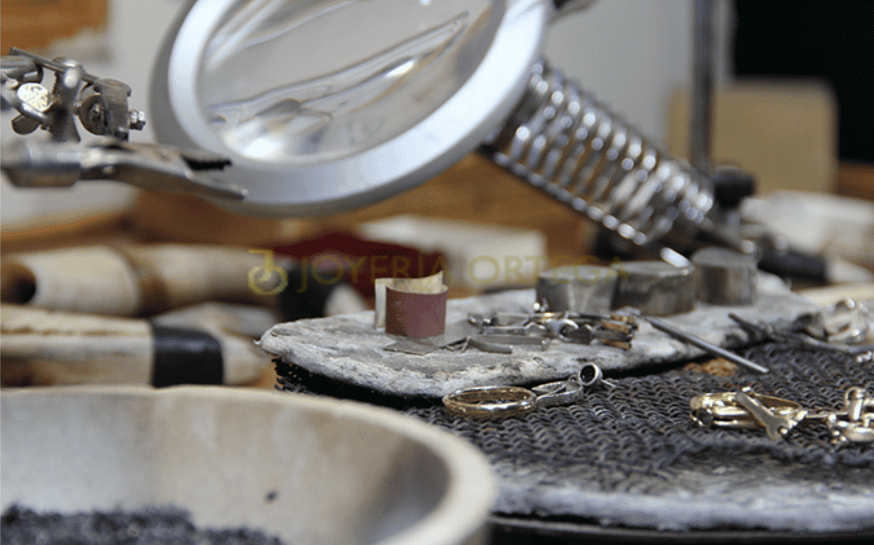 Mesa de trabajo desordenada en joyería