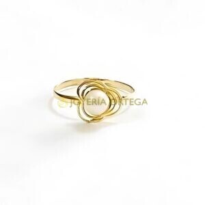 Anillo dorado con diseño de espirales múltiples