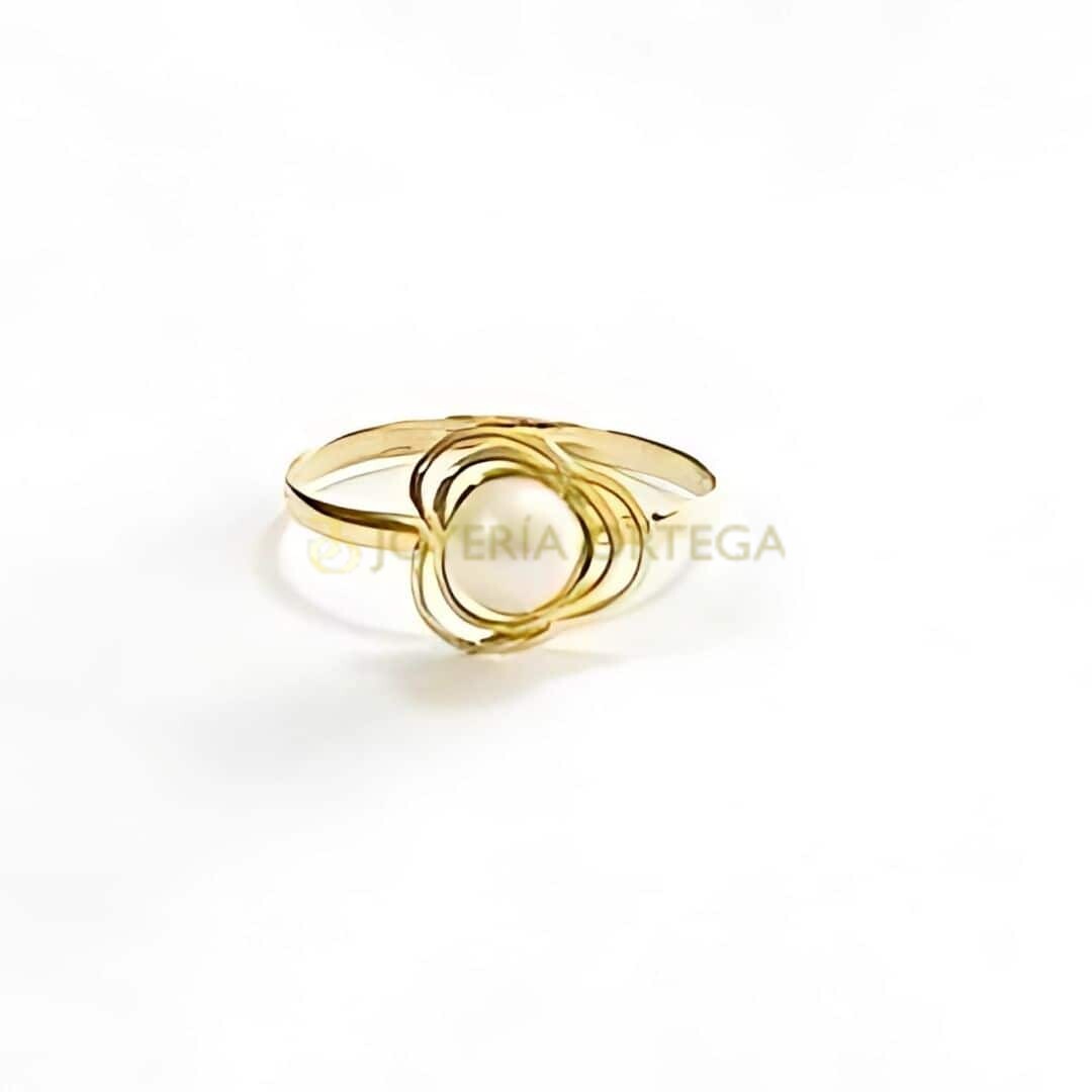 Anillo dorado con diseño de espirales múltiples