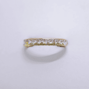Anillo de oro con diamantes en fondo blanco