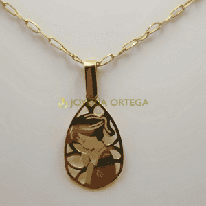 Colgante de oro con figura grabada.