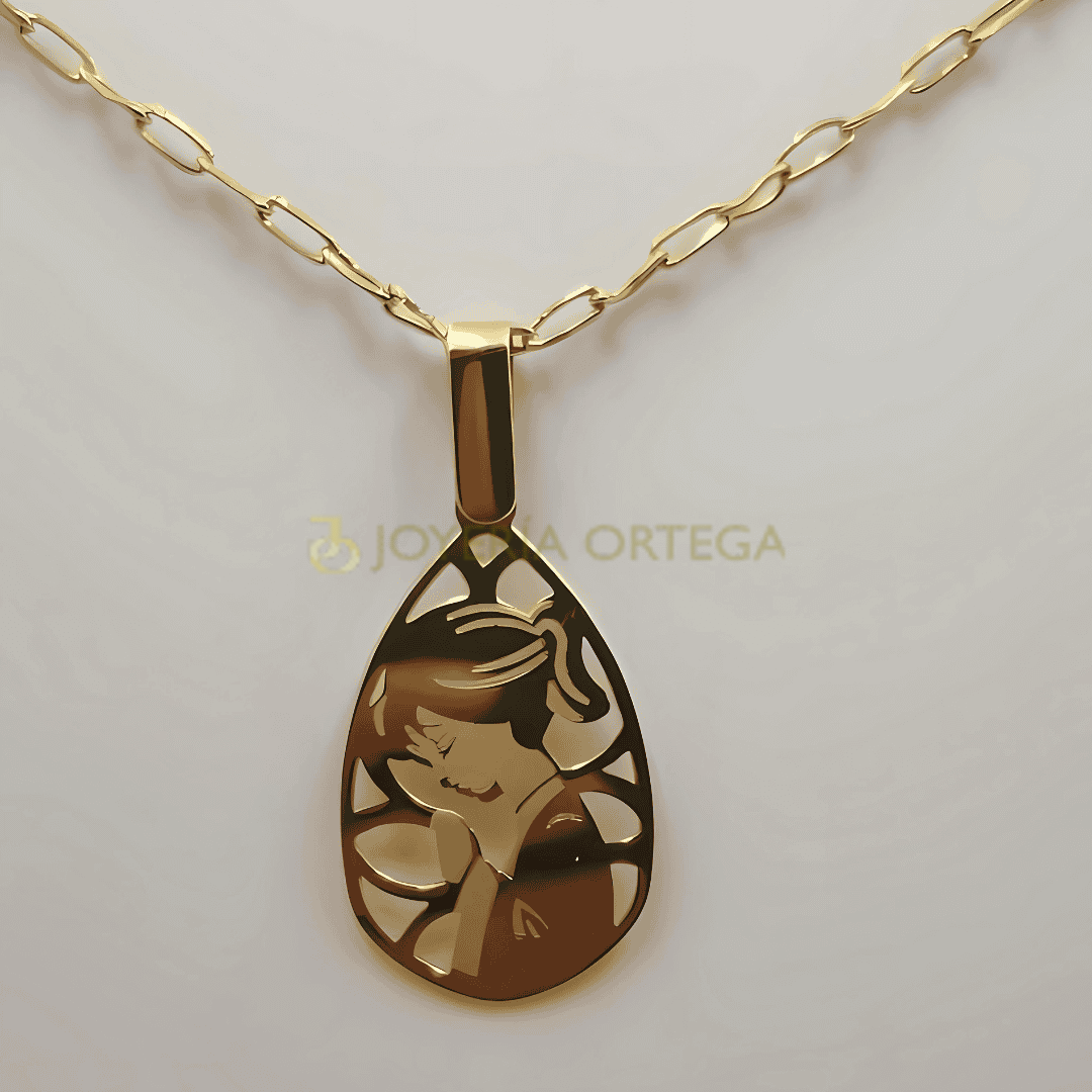 Colgante de oro con figura grabada.
