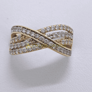 Anillo de oro con diamantes en diseño entrecruzado