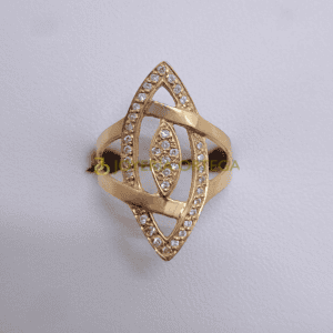 Anillo de oro con diseño geométrico y diamantes incrustados