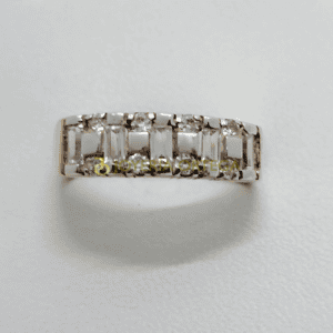 Anillo de oro con diamantes en fila