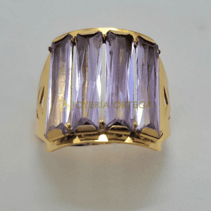 Anillo dorado con tres piedras preciosas púrpuras grandes