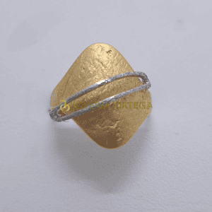 Anillo dorado texturizado con banda plateada