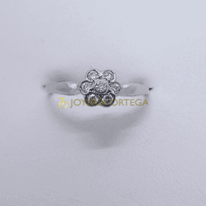 Anillo de plata con flor de diamantes
