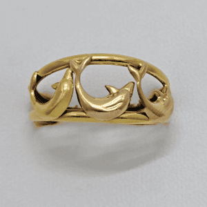 Anillo de oro con diseño de delfines entrelazados