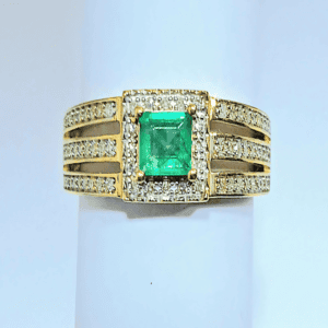 Anillo de oro con esmeralda y diamantes incrustados
