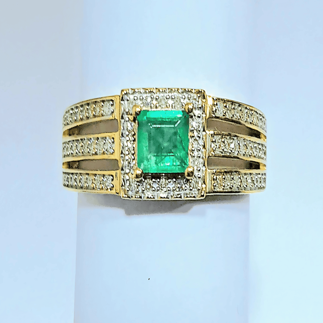 Anillo de oro con esmeralda y diamantes incrustados