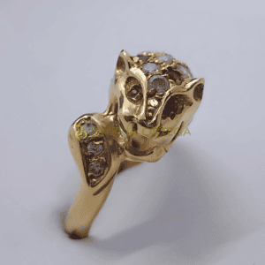 Anillo dorado forma de leopardo con incrustaciones
