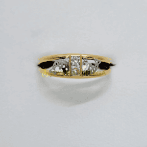 Anillo de oro con diamantes y diseño delicado