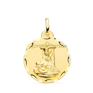 Colgante dorado con diseño religioso detallado.