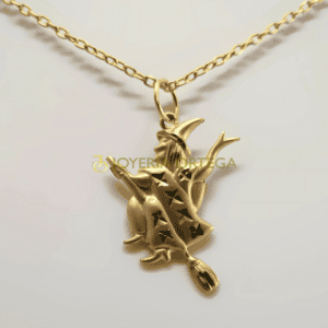 Colgante dorado con forma de bruja volando.