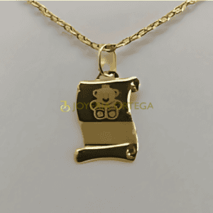 Colgante dorado con figura de bebé sonriente.