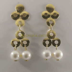 Pendientes de oro con perlas colgantes