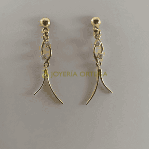 Pendientes dorados con diseño floral elegante