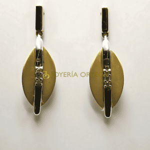 Pendientes dorados con diseño geométrico elegante y moderno.