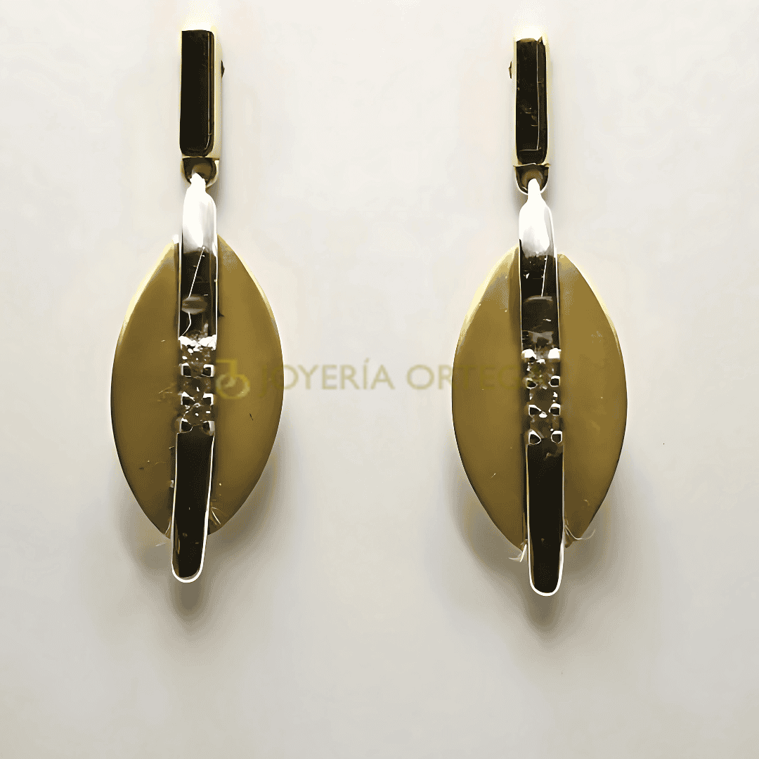 Pendientes dorados con diseño geométrico elegante y moderno.