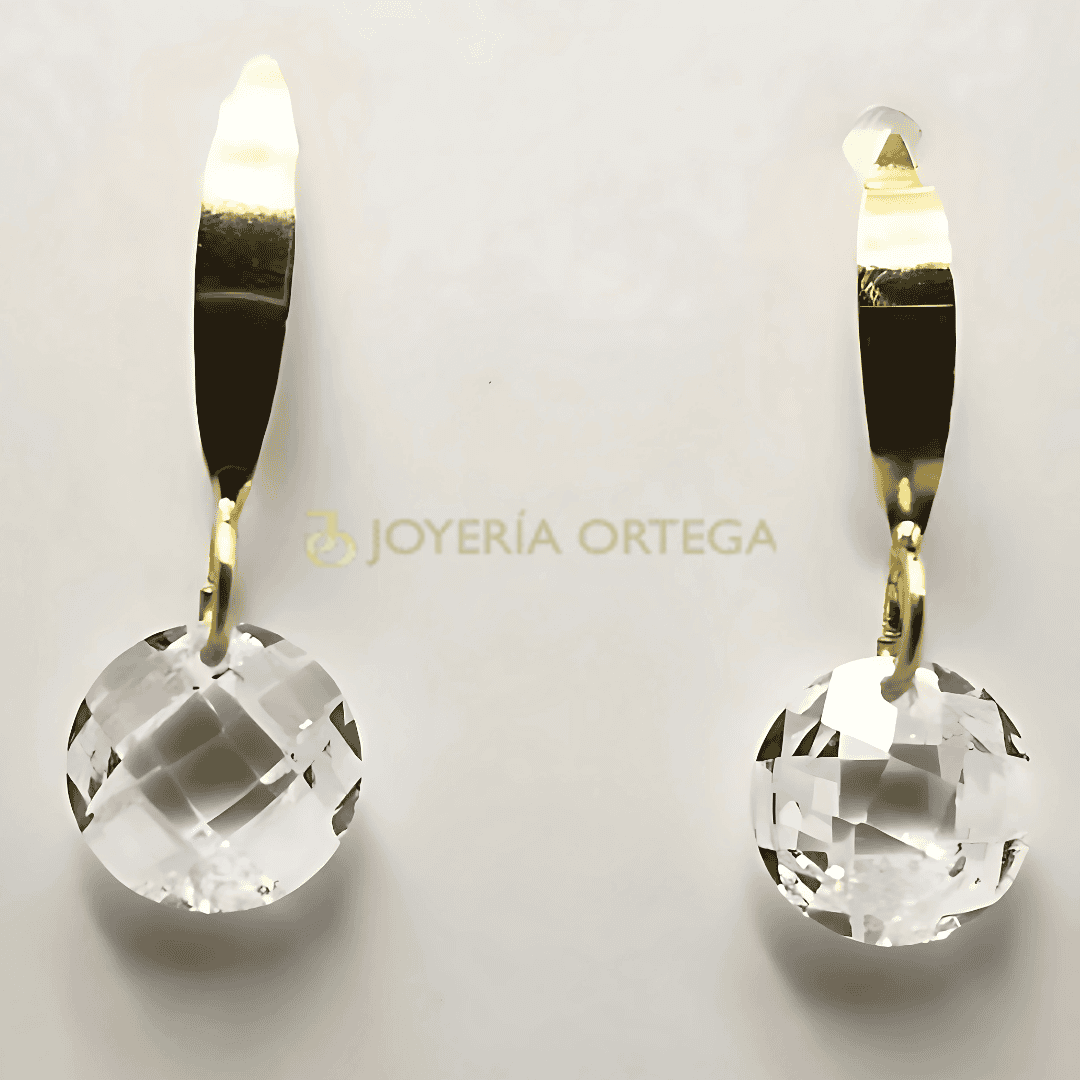 Pendientes de oro con cristal brillante.