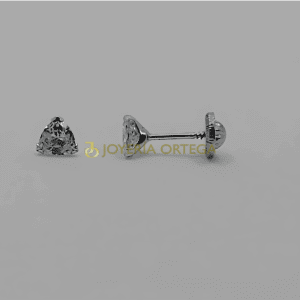 Pendientes de diamante triangular en plata.