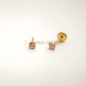 Pendientes dorados con piedras rosadas.