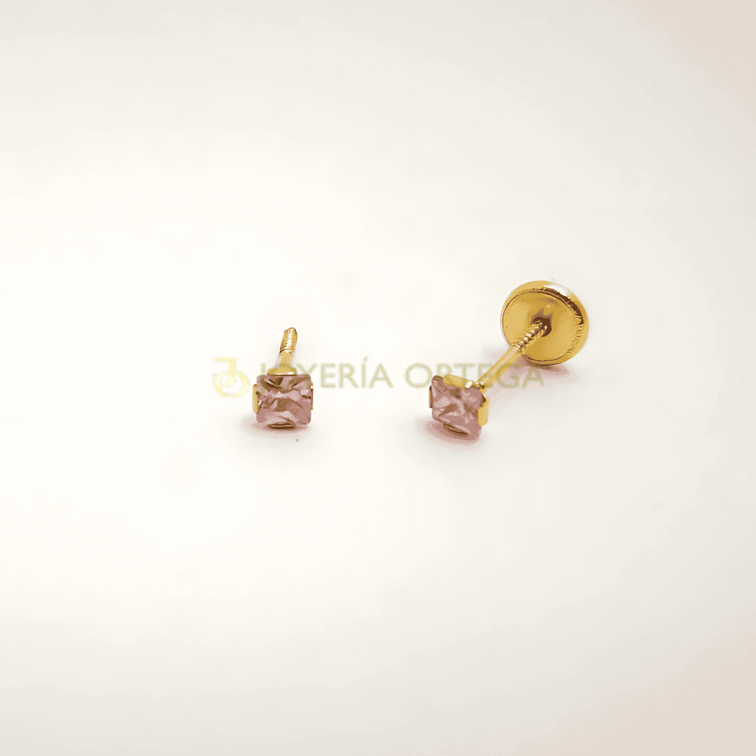 Pendientes dorados con piedras rosadas.