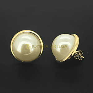 Pendientes dorados con perlas grandes
