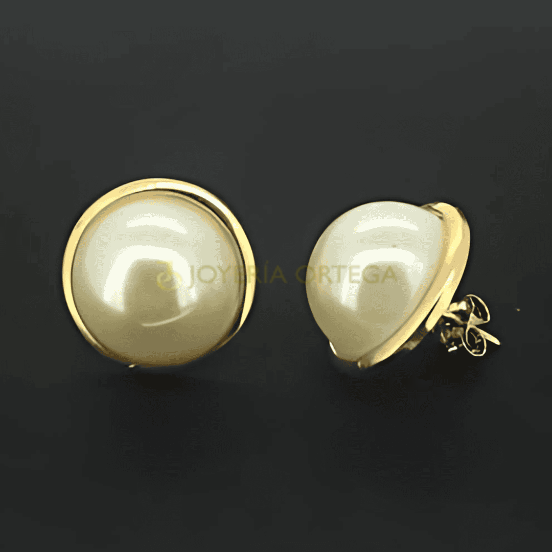 Pendientes dorados con perlas grandes