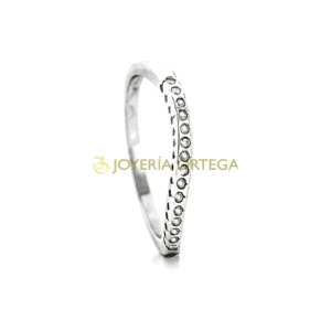 Anillo plata con gemas brillantes
