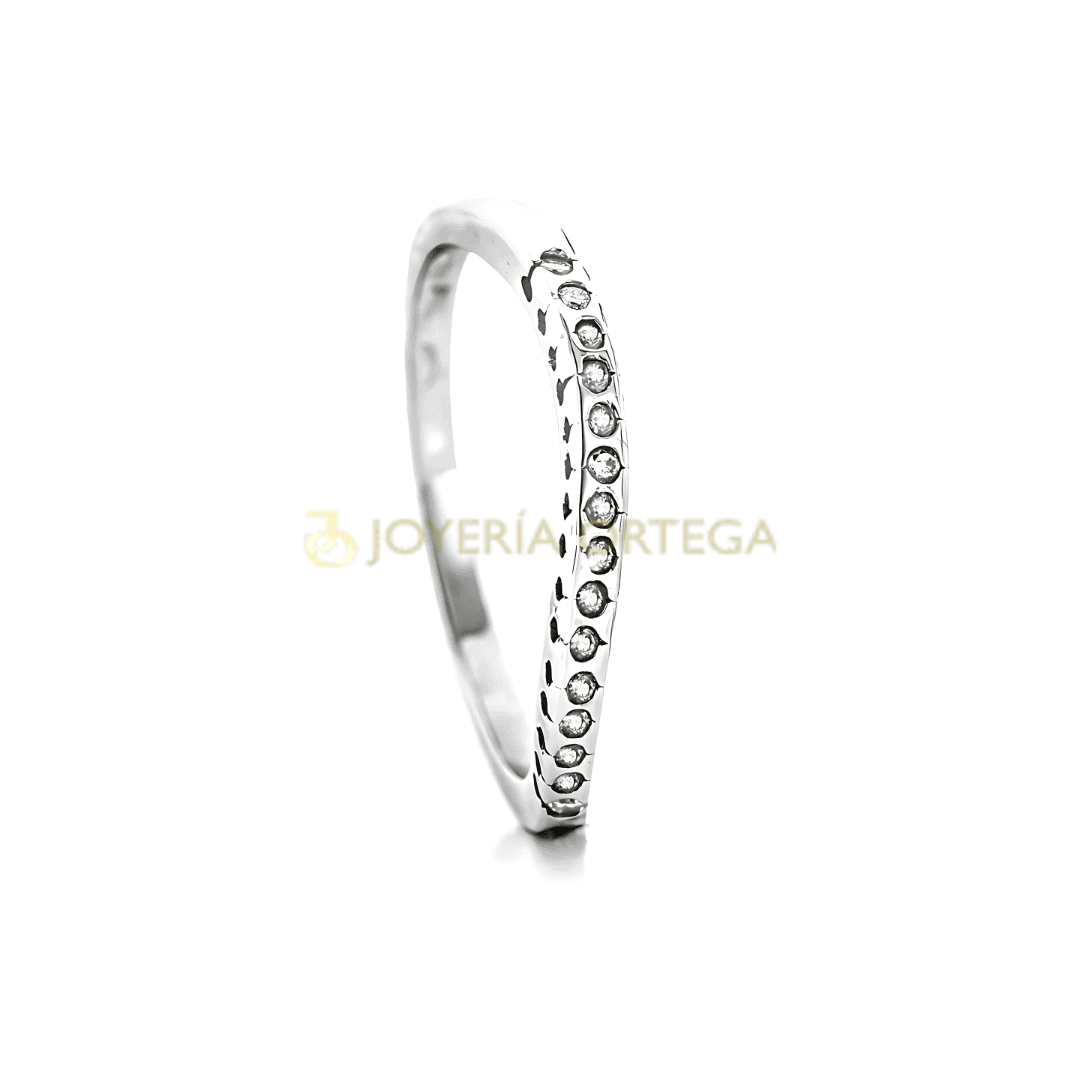 Anillo plata con gemas brillantes