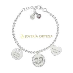 Pulsera con colgantes personalizados de plata.