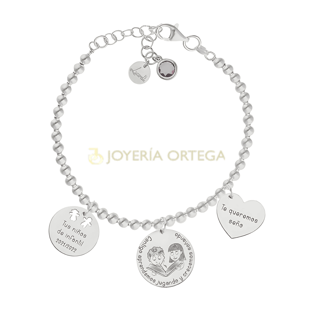Pulsera con colgantes personalizados de plata.