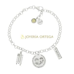 Pulsera de plata con colgantes personalizados.