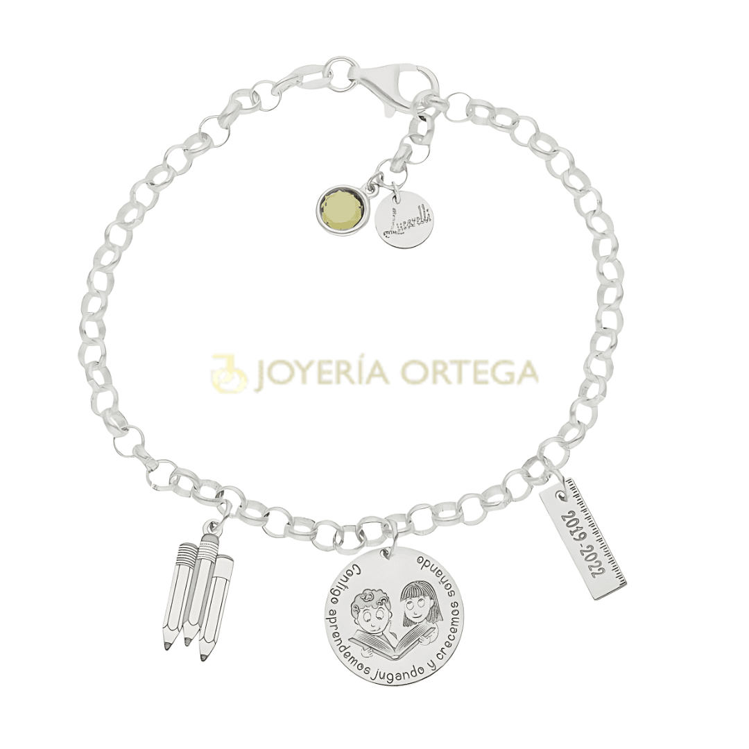 Pulsera de plata con colgantes personalizados.