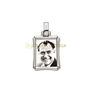 Dibujo colgante con retrato de hombre sonriente.