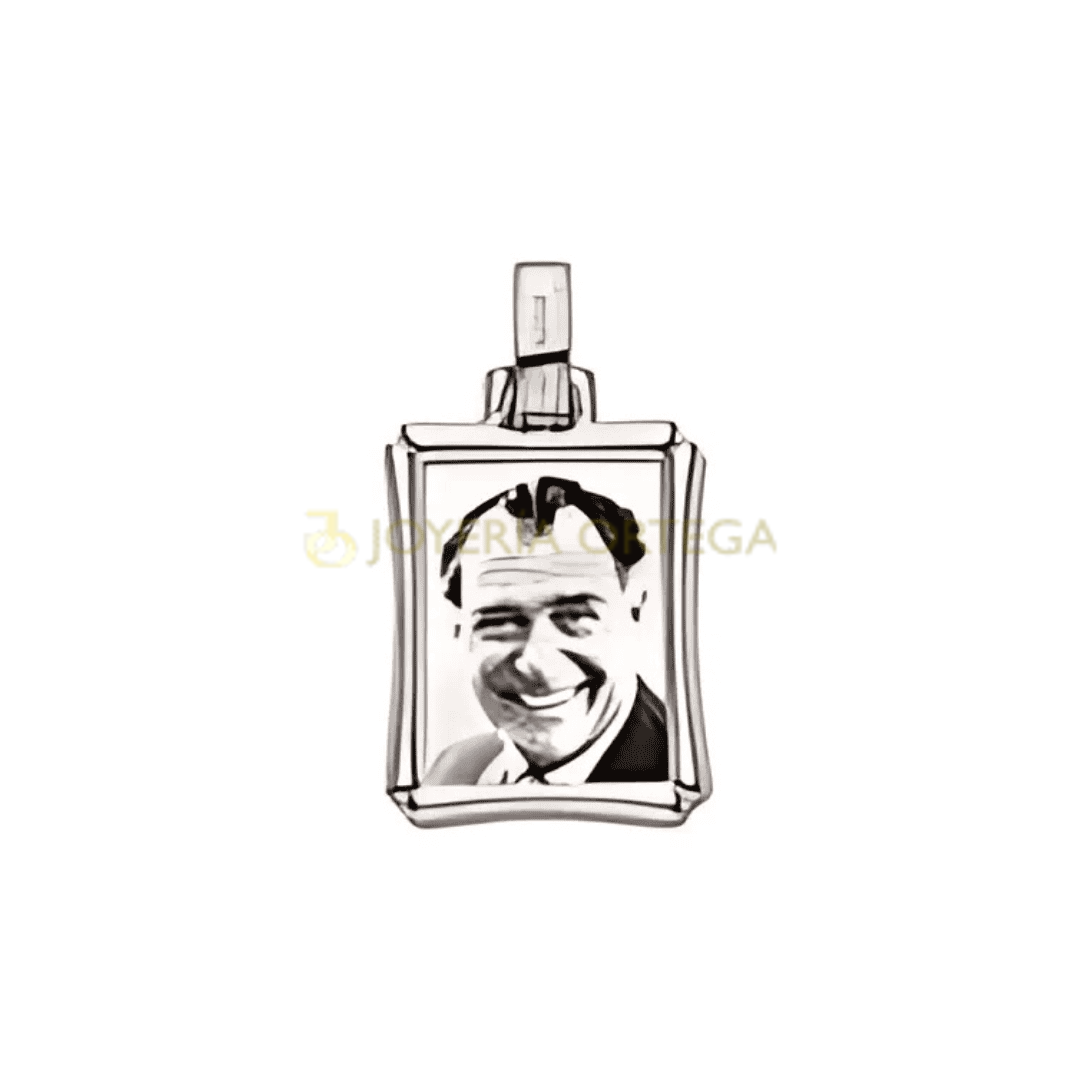 Dibujo colgante con retrato de hombre sonriente.