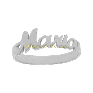 Anillo de plata con nombre grabado.