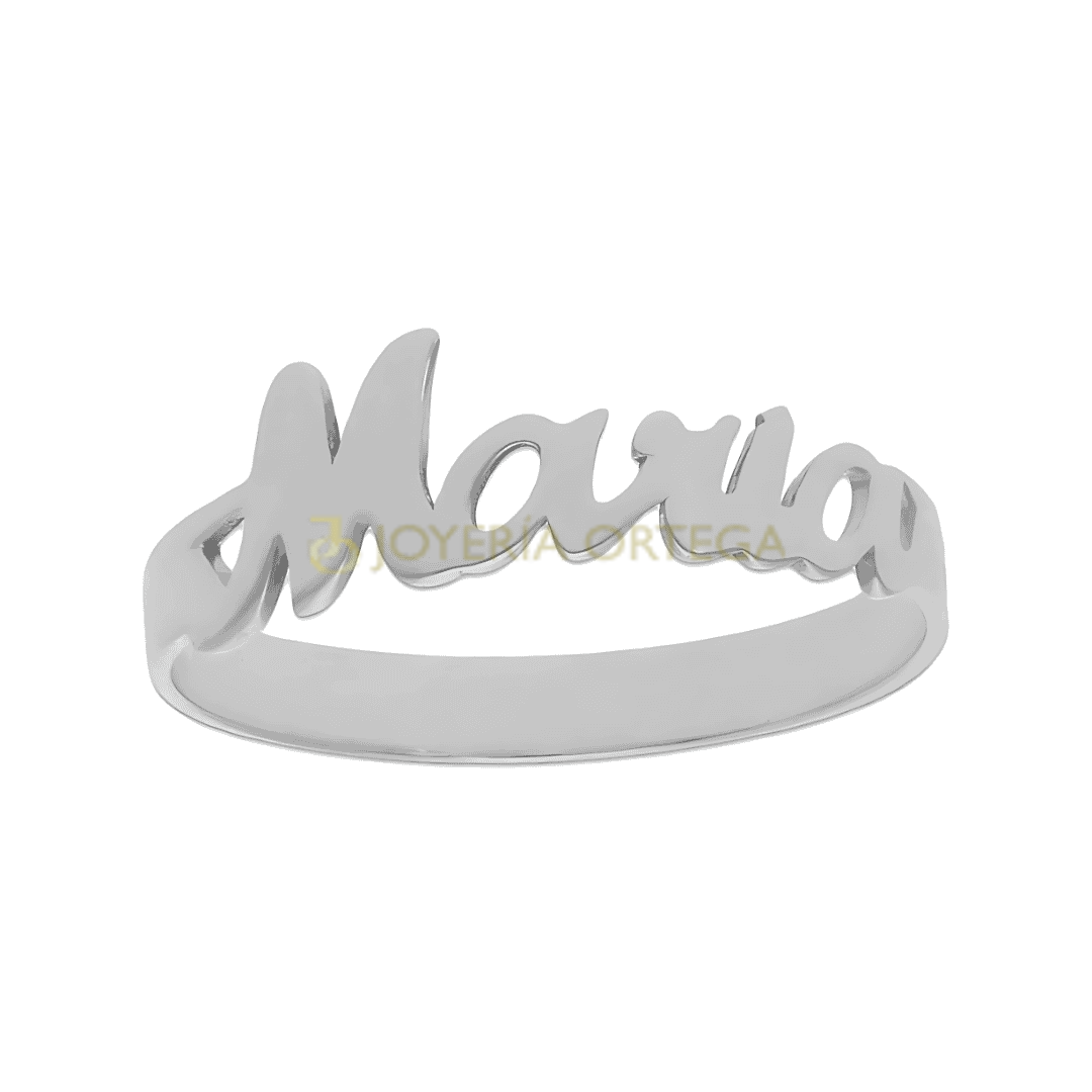 Anillo de plata con nombre grabado.