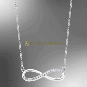 Colgante infinito de plata brillante en cadena.