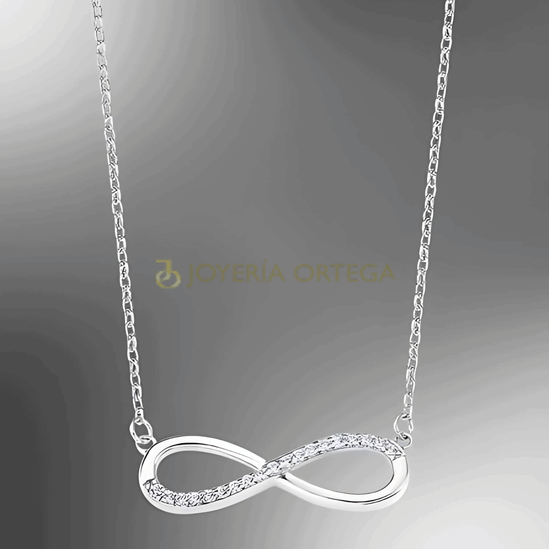 Colgante infinito de plata brillante en cadena.