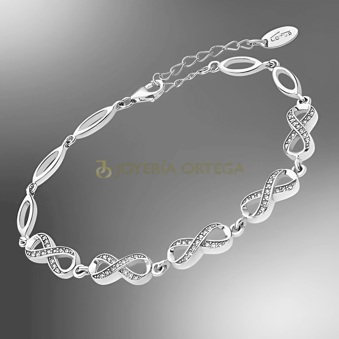 Pulsera de plata con diseño infinito brillante.