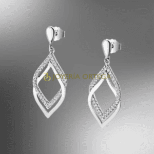 Pendientes de plata con diseño rombo.