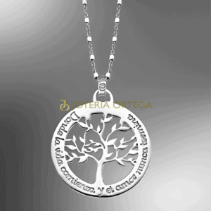 Colgante árbol, diseño plata, fondo gris, Joyería Ortega.