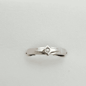 Anillo de plata con diamante en forma estrella