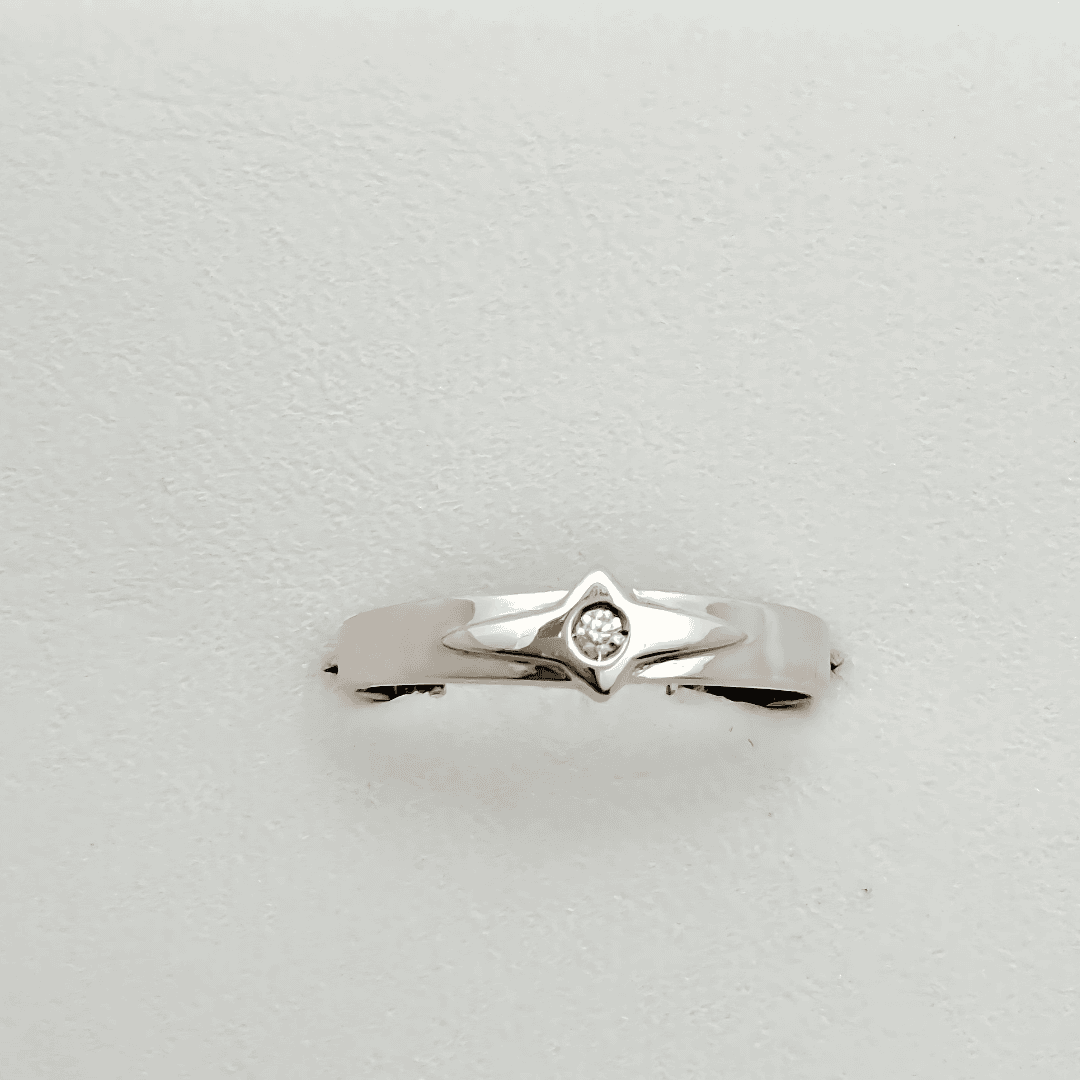 Anillo de plata con diamante en forma estrella