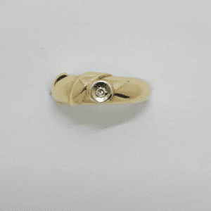 Anillo de oro con flor y diamante central