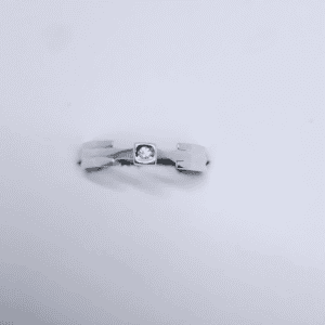 Anillo de plata con diamante central